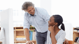 Salariée recevant de la reconnaissance au travail par son supérieur