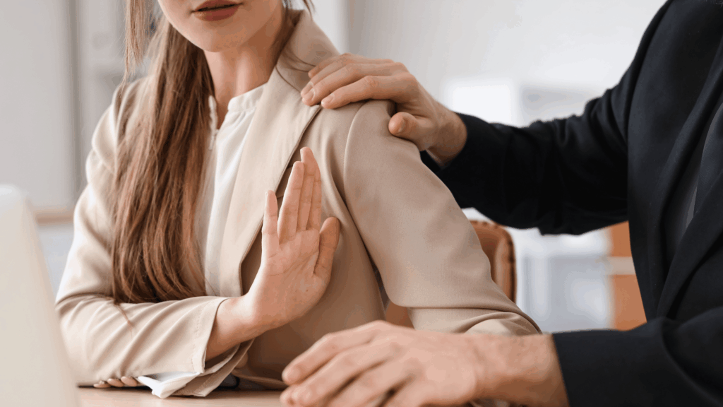 Femme qui repousse un homme