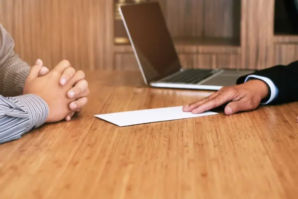 salarié s'apprêtant à signer son plan de départ volontaire