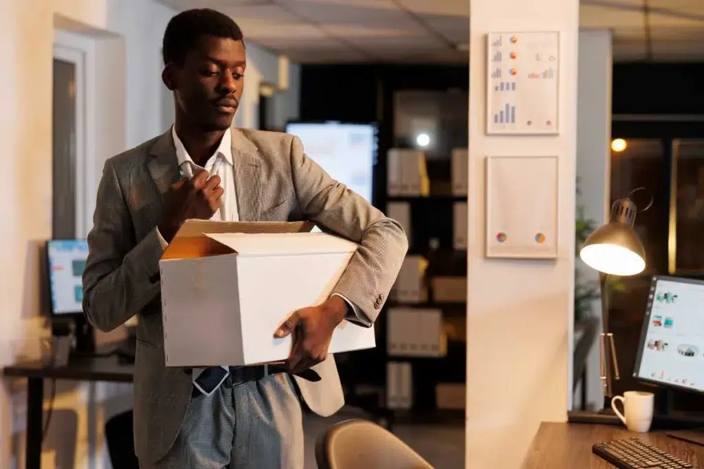 personne quittant son entreprise avec des cartons dans le cadre d'un plan depart volontaire