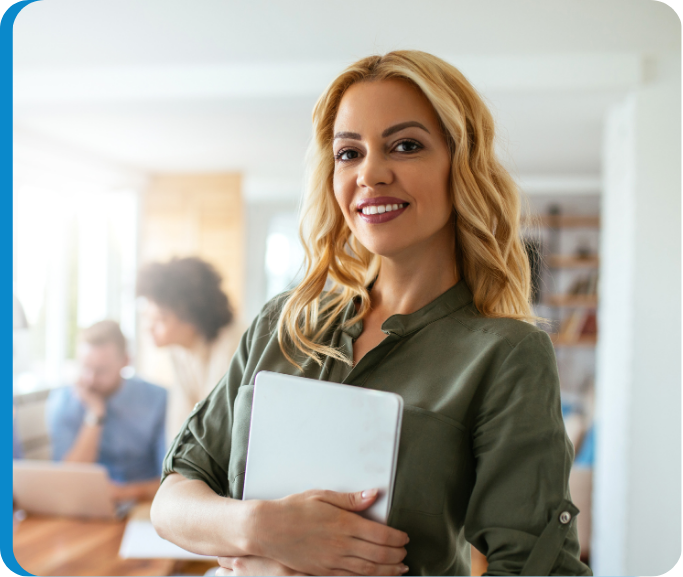 Collaboratrice tenant en main le DUERP
