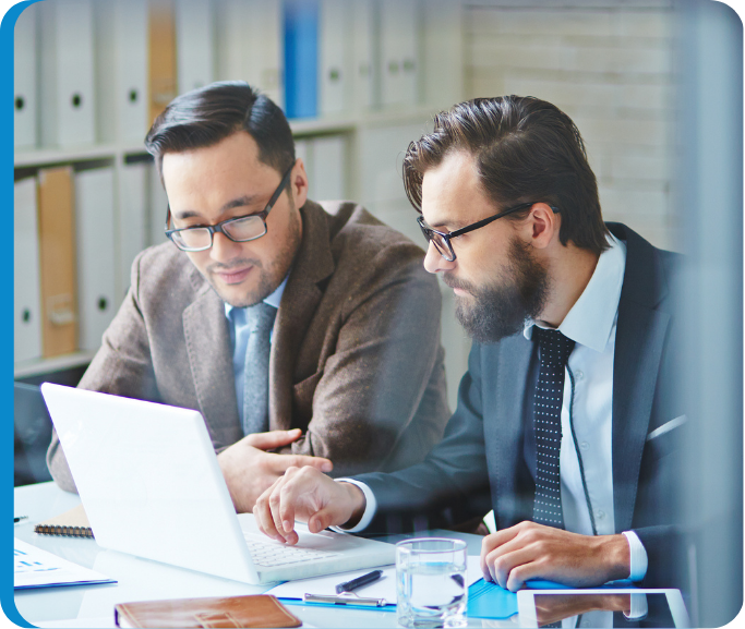 Deux experts en train de réaliser une étude d'impact dans le cadre d'un PSE