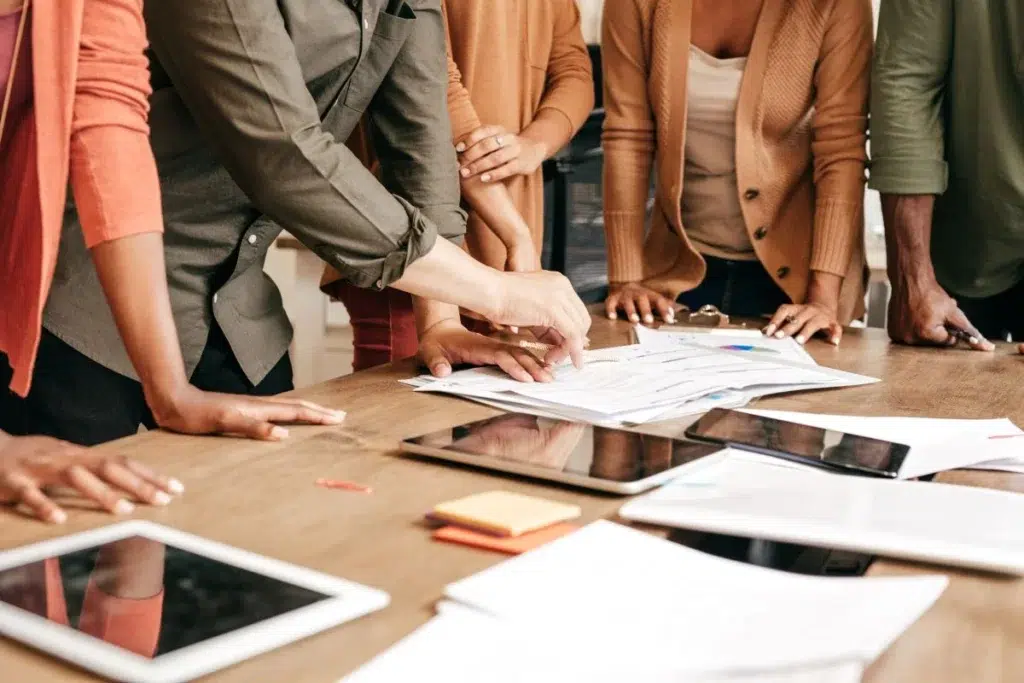 groupe de collegue discutant du climat social