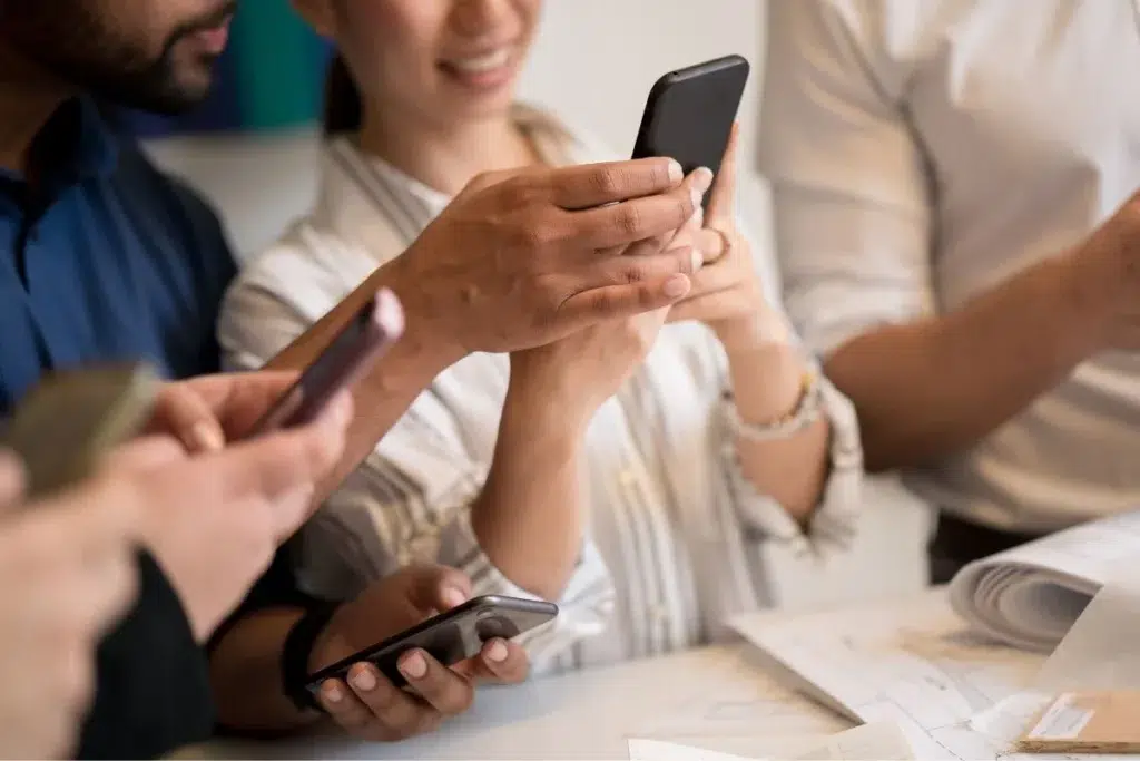 collegues discutant du climat social en entreprise