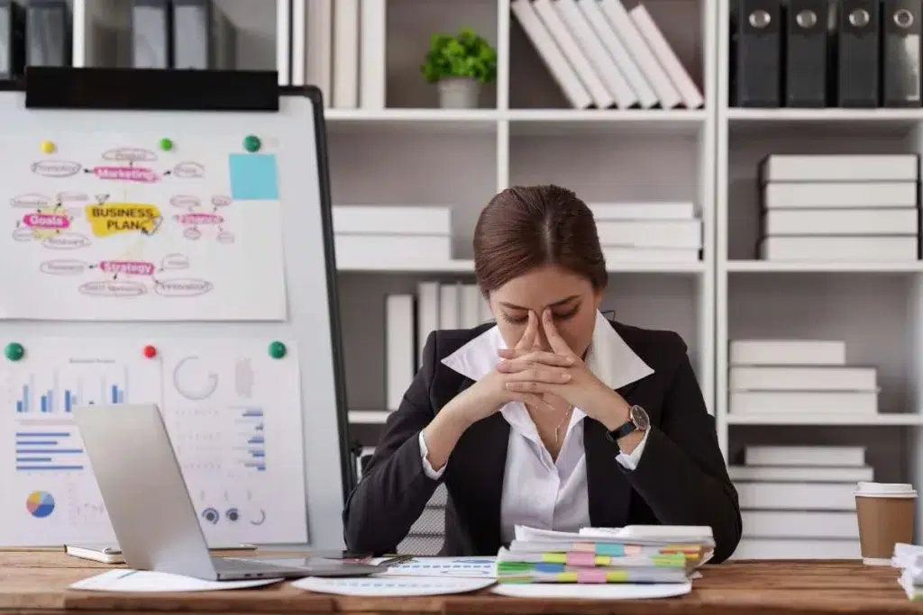 femme devant ses dossiers réfléchissant au PSE