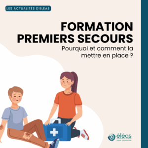 Salarié appliquant les soins de premiers secours a un collaborateur