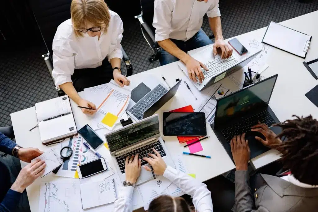 photo d'employés au travail en conflit de valeur
