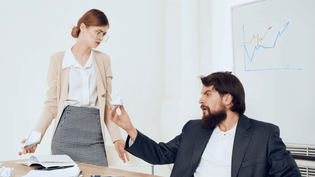 Manager effectuant du gaslighting sur son collaborateur