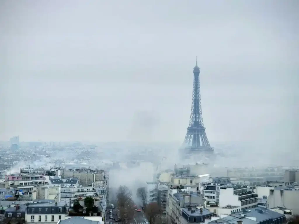 Paris avec la Tour Eiffel sous la brume illustrant une source de stress