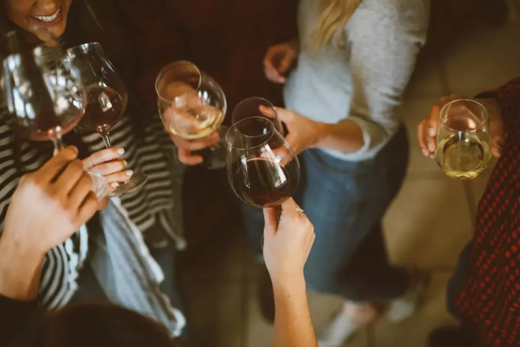 Collègues trinquant des verres de vin lors d'une fête professionnelle