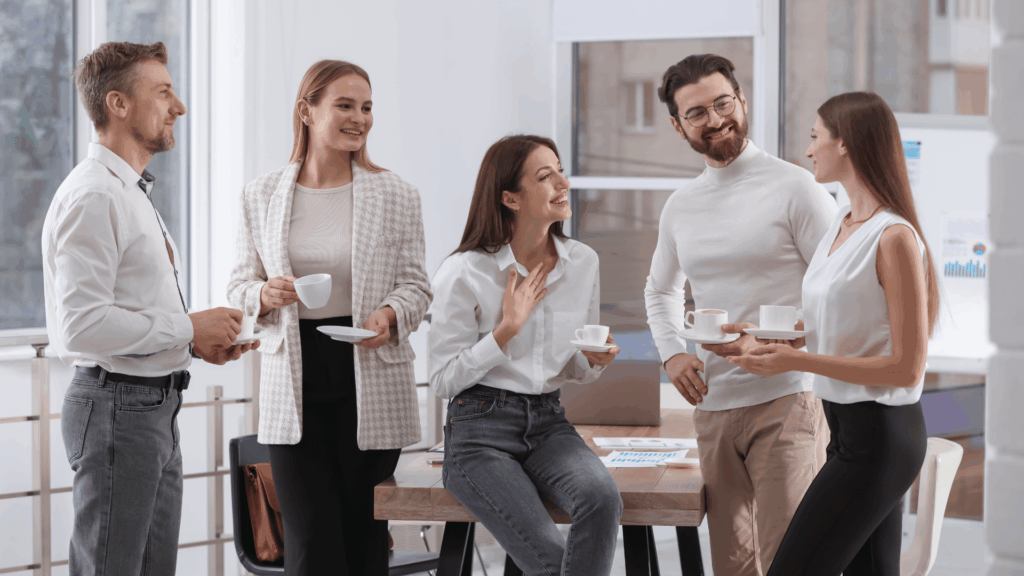 Cinq collègues sourient ensemble
