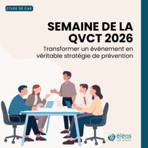 4 collègues assis à table discutent avec un homme debout en face d'eux