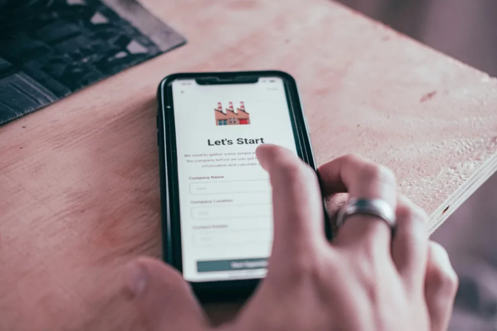 Onboarding sur téléphone : Portable allumé sur une page sur laquelle est écrit "Lets Start"