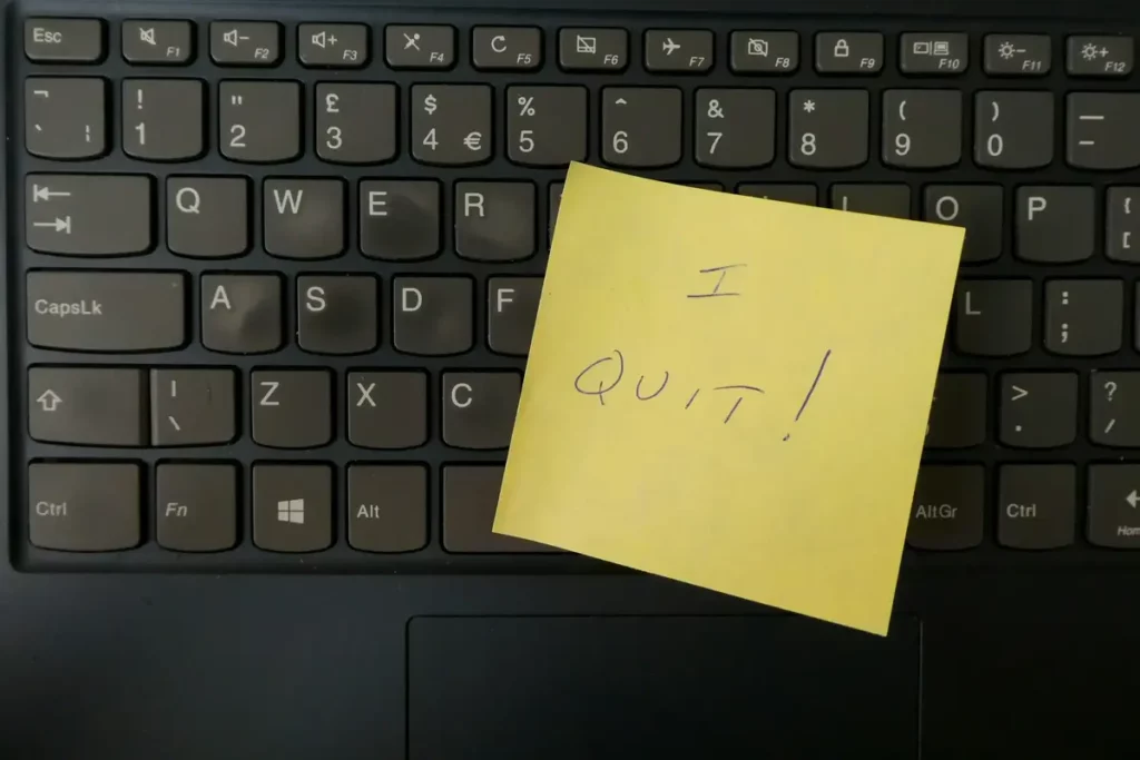 Illustration du turn over avec un Post-it jaune "I Quit" sr un clavier