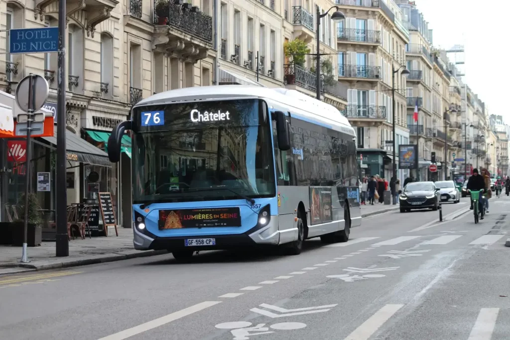 Bus parisien vue sur le chauffeur concerné par les politiques RSE