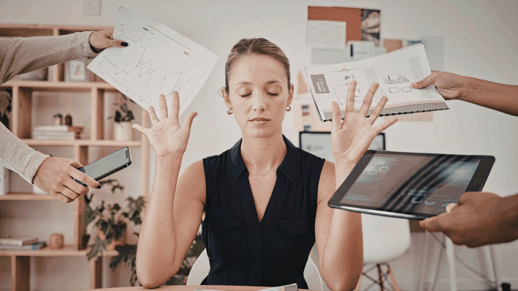 Femme submergée par le travail